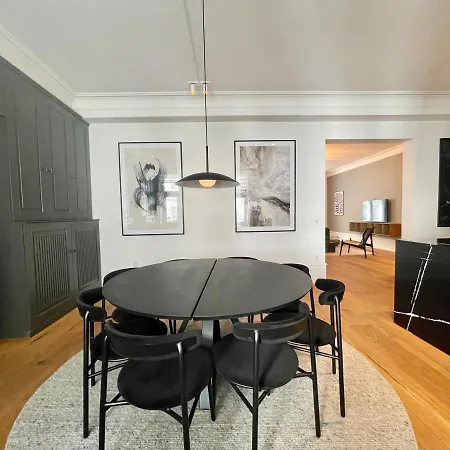 Beautiful 3 Bedroom Flat Next To The Marble Church Apartment