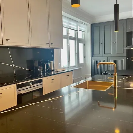 Beautiful 3 Bedroom Flat Next To The Marble Church Apartment