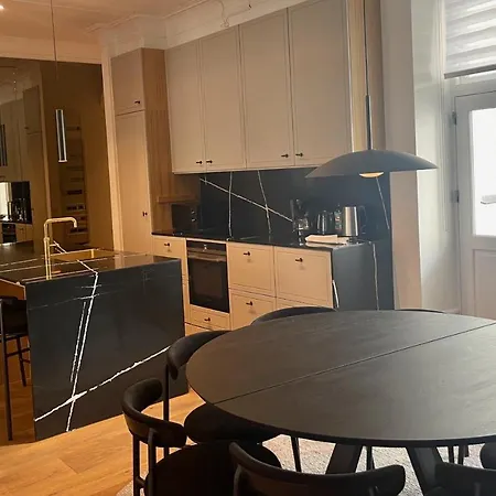 Beautiful 3 Bedroom Flat Next To The Marble Church Apartment *