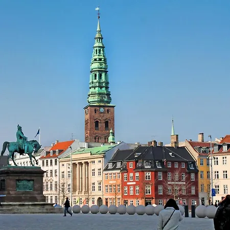 Beautiful 3 Bedroom Flat Next To The Marble Church Apartment *